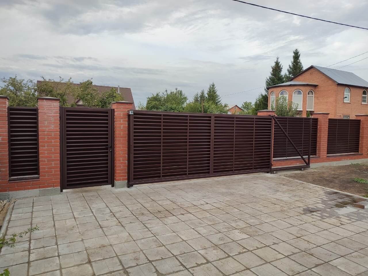 Забор из ламелей Еврожалюзи 28м RAL8017/8017 Шоколад двусторонний в Донецке