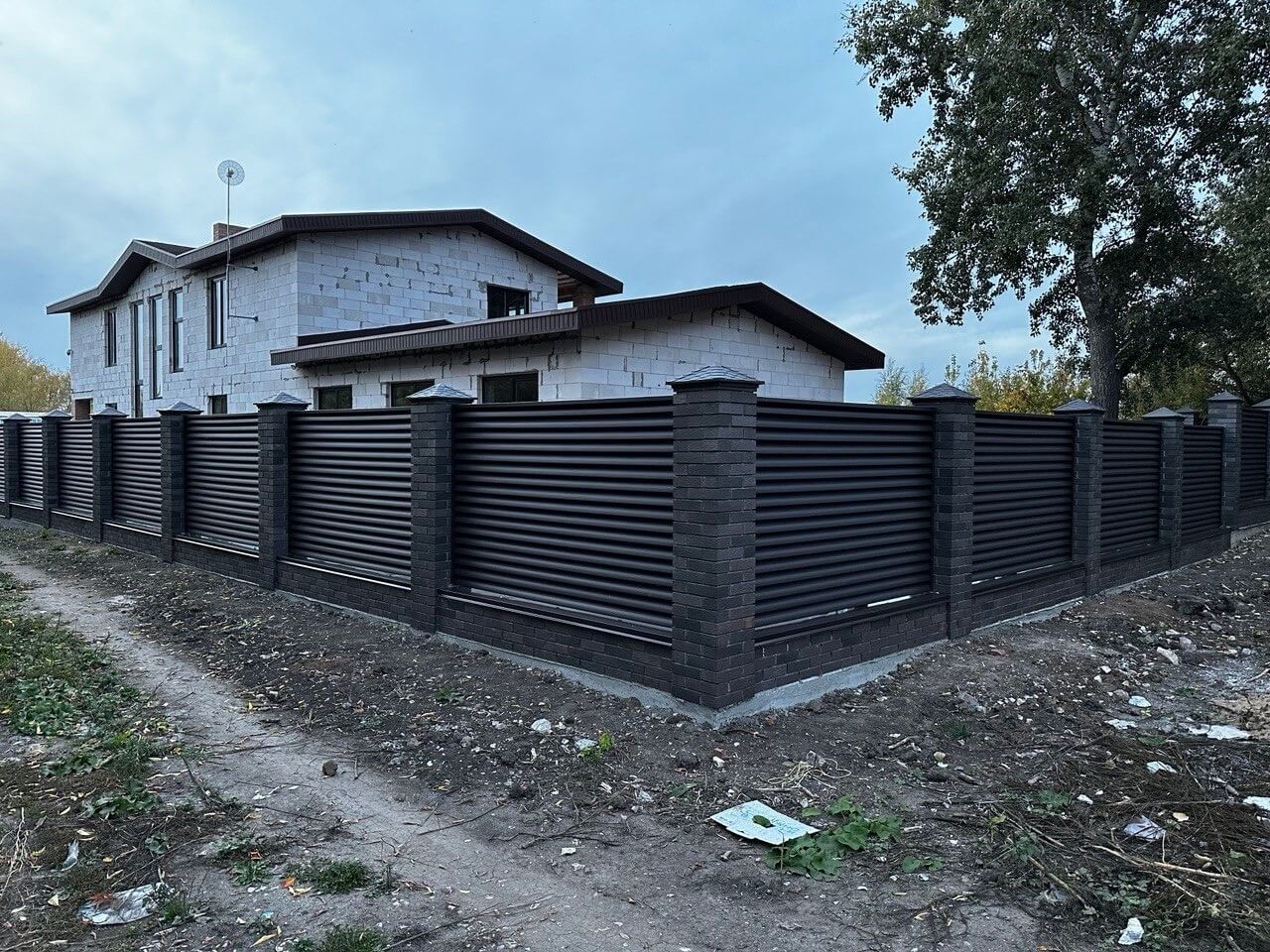 Забор из ламелей Еврожалюзи 38м RAL8019/8019 Темный Шоколад двусторонний MATTE фото 2 в Донецке