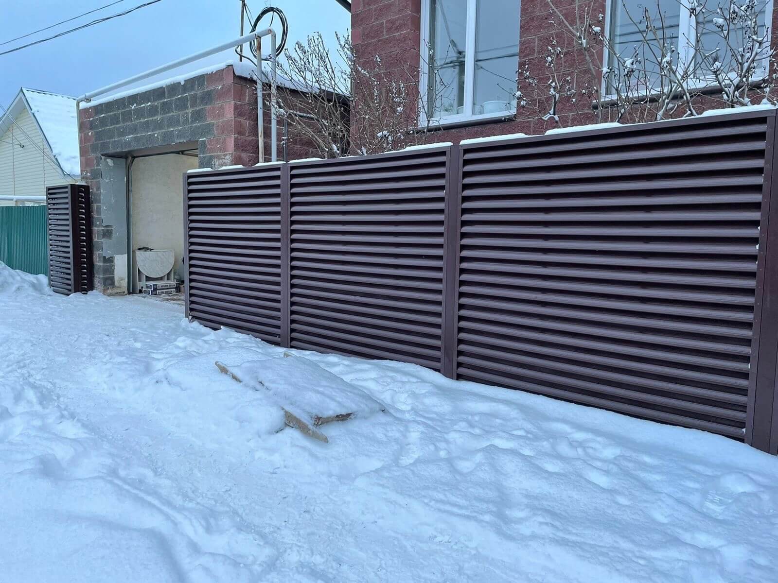 Забор из ламелей еврожалюзи 38м RAL8017/8017 Шоколад двусторонний фото 5 в Донецке