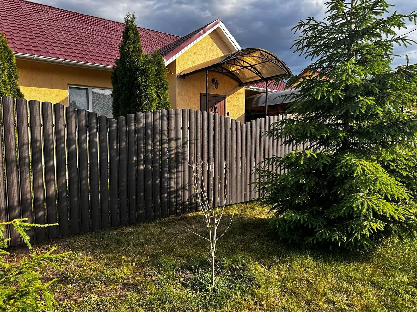 Забор из евроштакетника 37м RAL8019 Темный Шоколад МАТТЕ фото 4 в Донецке