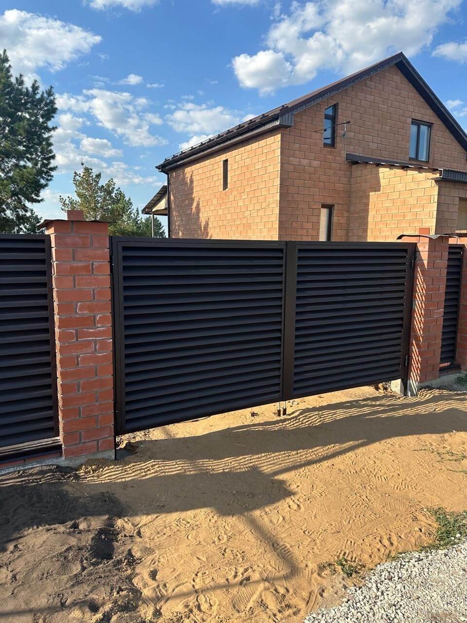 Забор-жалюзи из ламелей Еврожалюзи 38м RAL8019 Темный Шоколад МАТТЕ фото 4 в Донецке