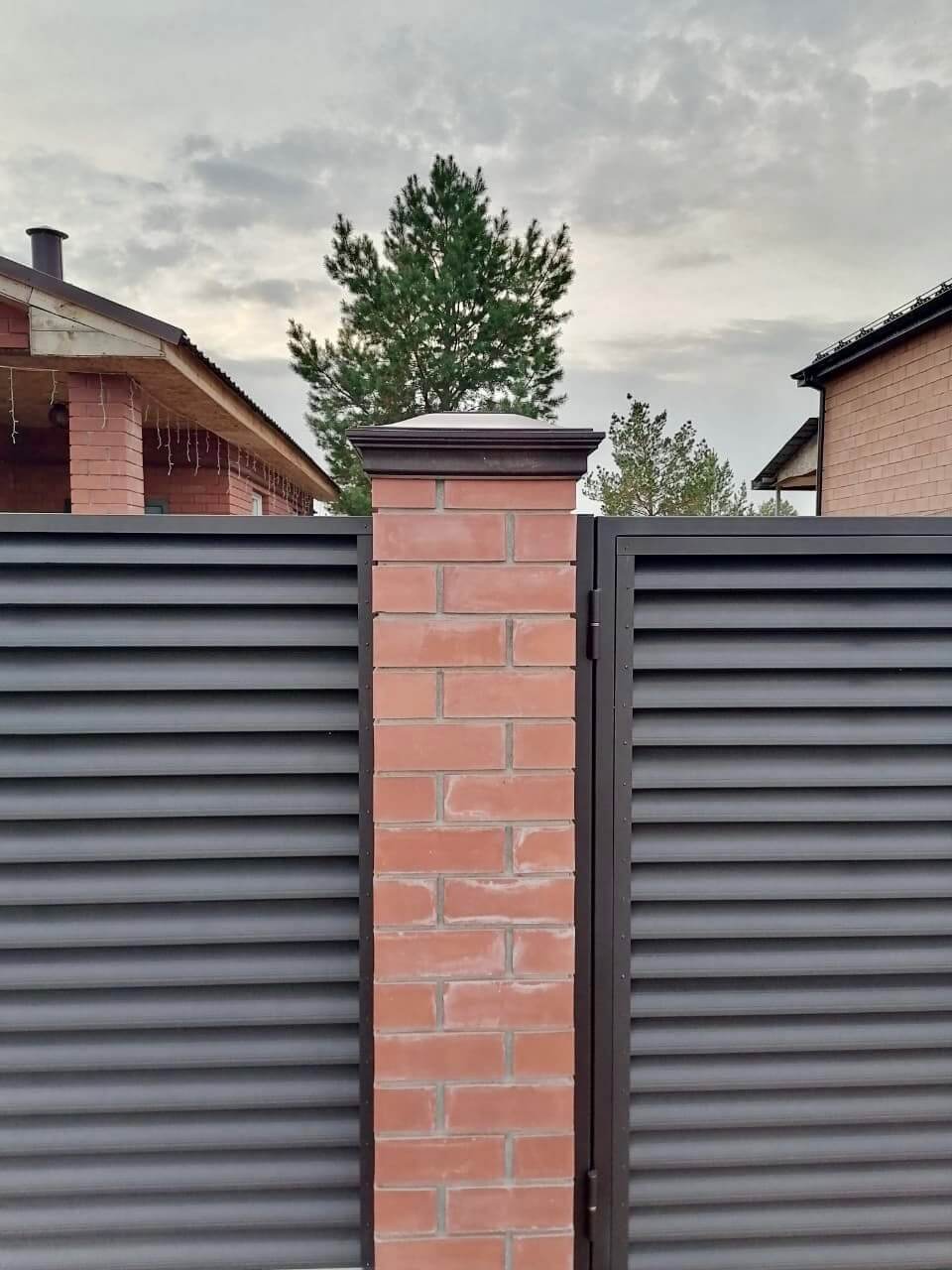 Забор-жалюзи из ламелей Еврожалюзи 38м RAL8019 Темный Шоколад МАТТЕ фото 2 в Донецке