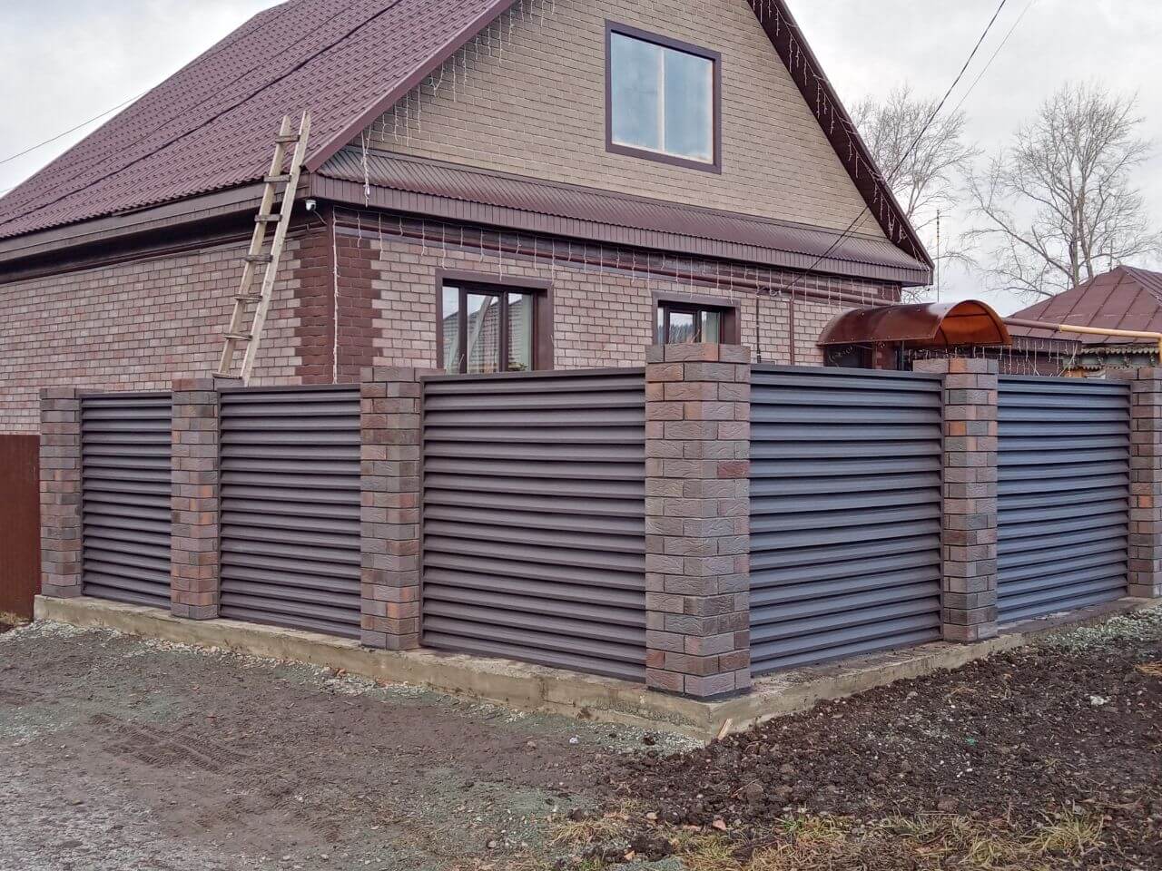 Забор-жалюзи из ламелей ЭКО-Z-US (усиленные) 30м RAL8019/8019 Темный Шоколад двусторонний МАТТЕ фото 3 в Донецке