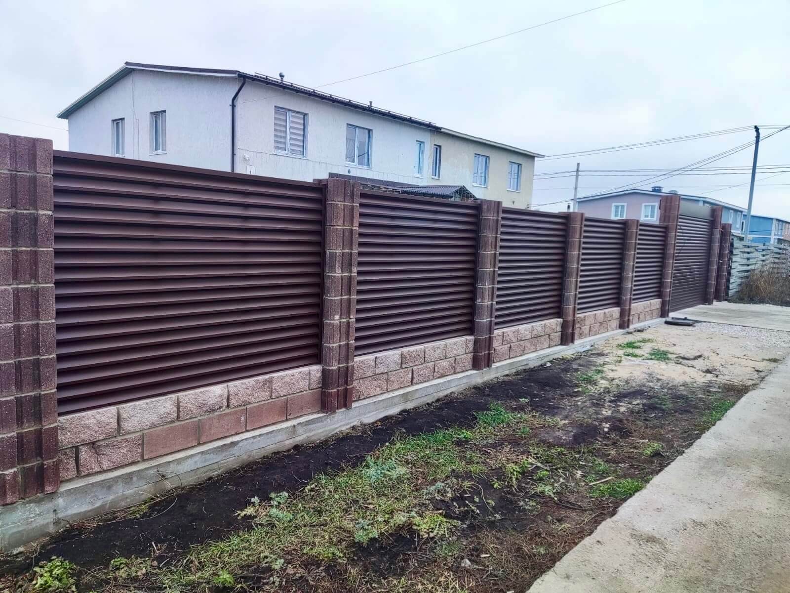 Забор-жалюзи из ламелей ЭКО-Z 13м RAL8019/8019 Темный Шоколад двусторонний МАТТЕ фото 1 в Донецке