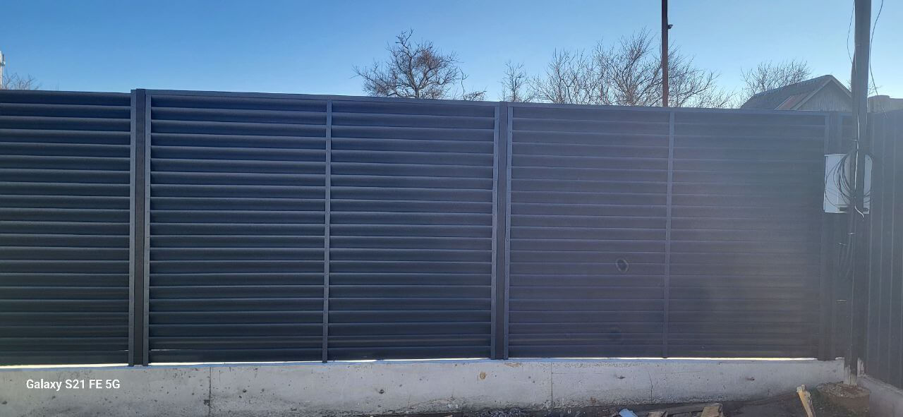 Забор из ламелей еврожалюзи 30м RAL7024/7024 Серый Графит двусторонний фото 6 в Донецке