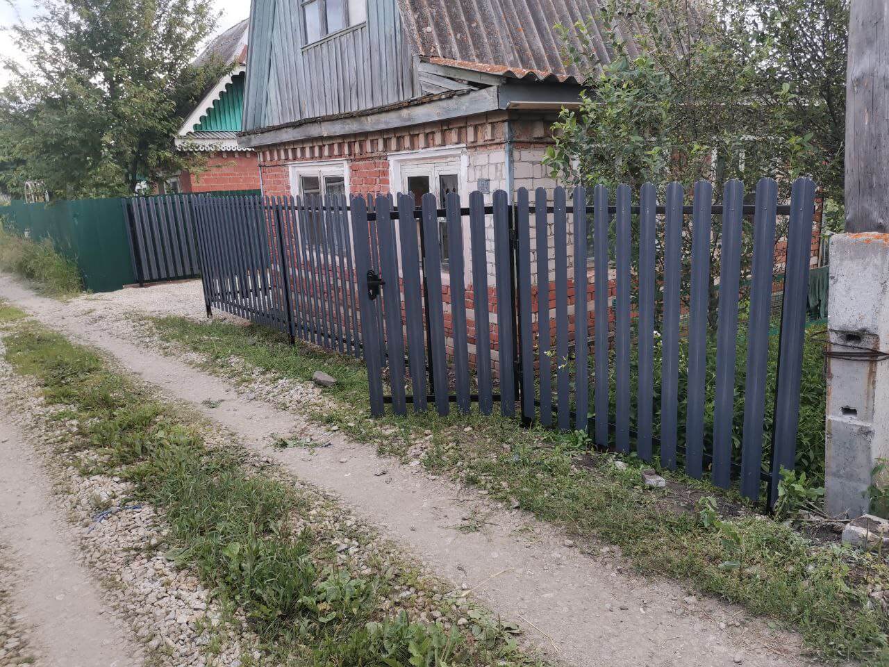 Забор из евроштакетника 7м RAL7024/7024 Серый Графит двусторонний фото 3 в Донецке